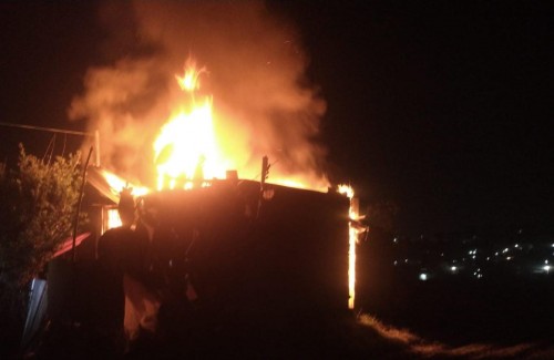 Mujer fallece en incendio doméstico en Tepetitla; su compañero sentimental es arrestado