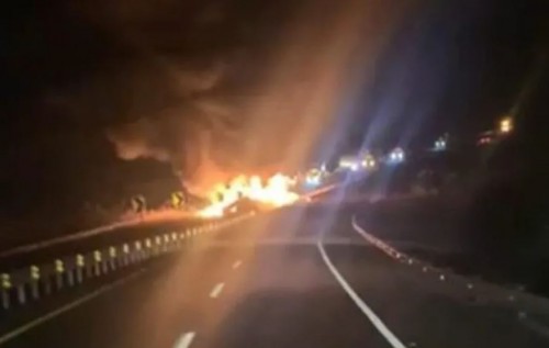 Tráiler se incendia tras volcadura en la autopista México-Guadalajara
