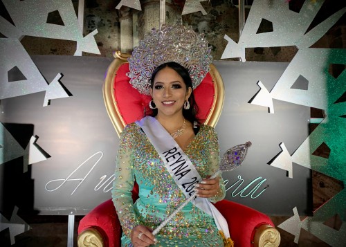 Coronan a Ana Laura Abundis Morales como reina de carnaval en San Francisco Tlacuilohcan