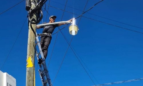 Reparan lámparas y colocan nuevas luminarias en comunidades de Apetatitlán