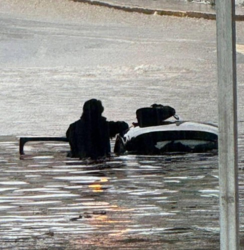 Inundación en paso a desnivel de Finsa deja vehículo varado