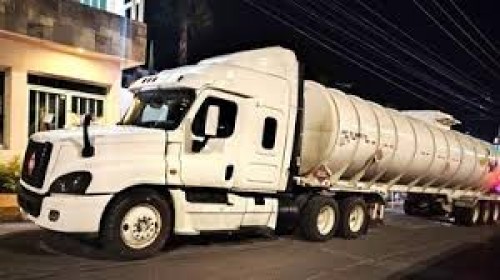 Detienen tráiler con 50 mil litros de huachicol en Corregidora, Qro.