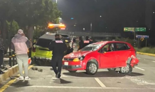 Carrera clandestina termina en choque y volcadura en Vía Atlixcáyotl