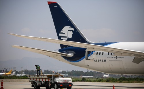 Pasajero muere tras aterrizar en Monterrey; investigan causa del deceso