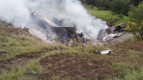 Tráiler se incendia tras caer a barranca en el Arco Norte, a la altura de Sanctórum