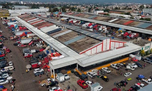 Construcción de barda en la Central de Abasto genera división entre bodegueros