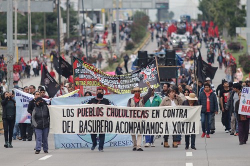 Marcha en defensa del agua paraliza Vía Atlixcáyotl; participan comunidades de Xoxtla y la 28 de Octubre