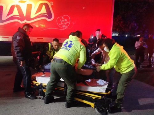 Motociclista choca contra tráiler estacionado en Chiautempan; se presume que conducía en estado etílico
