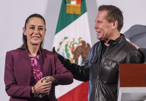 Julio César Chávez regala un reloj especial a Claudia Sheinbaum en apoyo a la lucha contra las adicciones