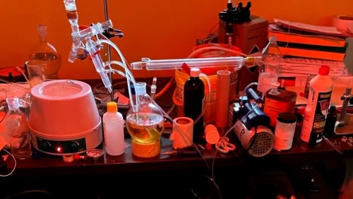 Estudiante italiano de 22 años detenido por montar un laboratorio de metanfetamina inspirado en 'Breaking Bad'