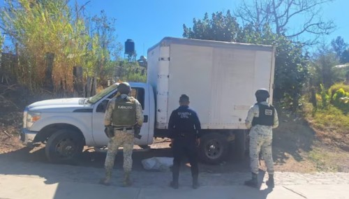Ejército Mexicano asegura camioneta con despensas marcadas con las siglas CJNG en Michoacán
