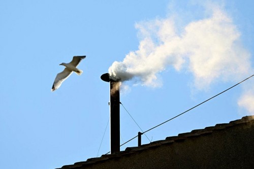 Cónclave Vaticano elige nuevo Papa: Fumata blanca anuncia la elección