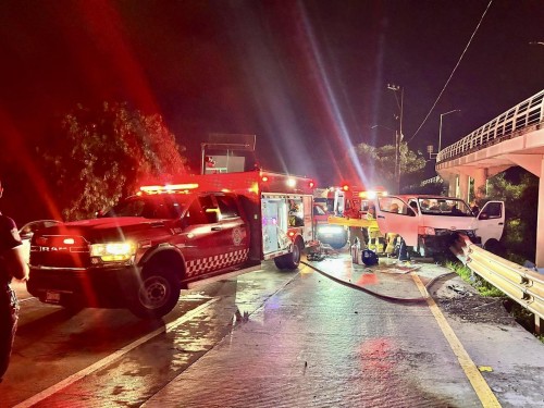 Atienden servicios de emergencia choque contra objeto fijo en Periférico Ecológico