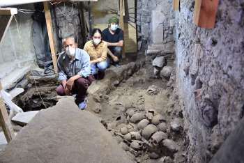 Descubren 119 cráneos del huei tzompantli en calle del Centro Histórico