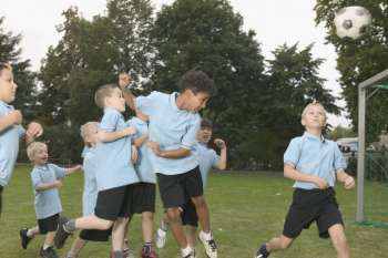 Escocia podría prohibir a los niños menores de 12 años cabecear el balón de fútbol