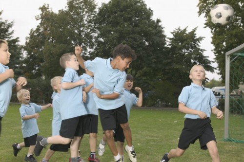 Escocia podría prohibir a los niños menores de 12 años cabecear el balón de fútbol