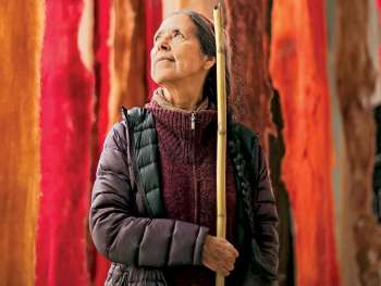 El arte de Cecilia Vicuña da voz a pueblos originarios en el MUAC