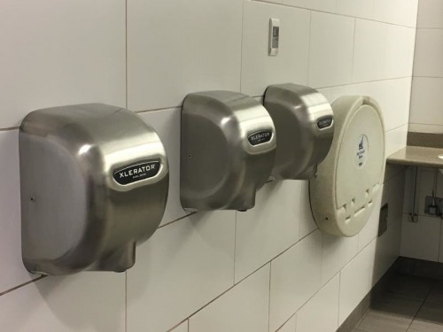 Los secadores de aire en baños públicos propagan bacterias