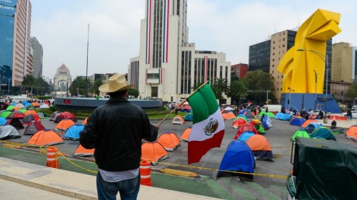 Carpas vacías y plegarias a la Virgen, sello del plantón contra la 4T