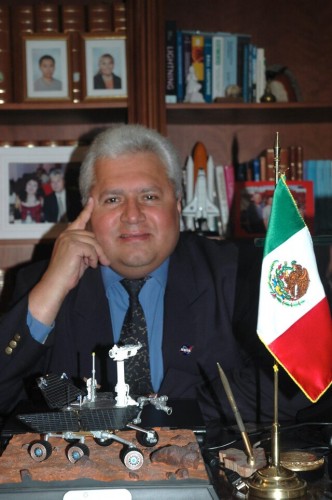 NASA nombra a una montaña de Marte en honor al científico mexicano Rafael Navarro