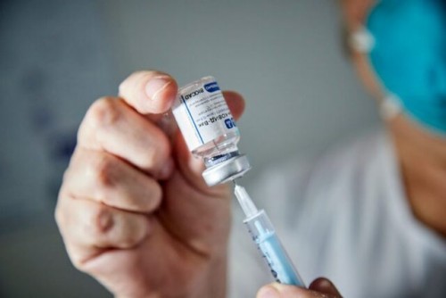 Cómo identificar las vacunas falsas de Pfizer y Sputnik V que se comercializan en México