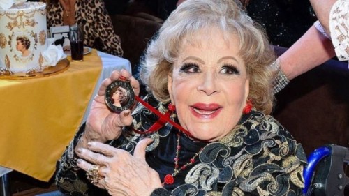 Silvia Pinal sale del hospital tras dar positivo a COVID