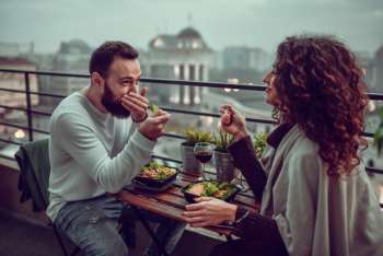 Por qué se nos quita el hambre al estar enamorados, según la ciencia