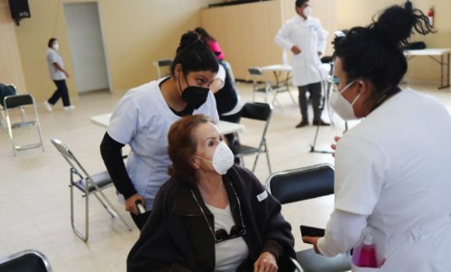 Una simple conversación en lugares cerrados es suficiente para contagiarse de COVID: Estudio