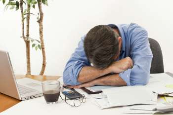 Burnout: qué es el síndrome de estar "quemado" por el trabajo y cómo combatirlo