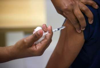 ¿Es seguro mezclar dosis de las vacunas contra el COVID-19?