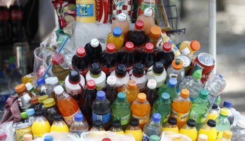 Profeco da nombres de aguas de sabor con más azúcar que un refresco