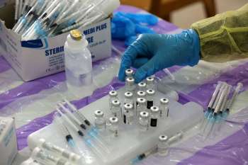 Las vacunas anticovid reducen más de 70% riesgo de intubación 