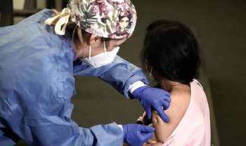 Vacunación en menores es 'segura y necesaria'; afirman expertos