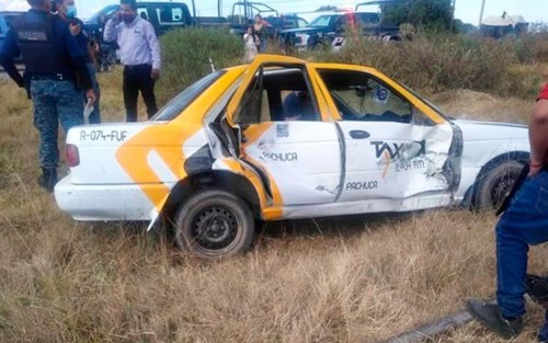 Quiso ganarle el paso, tren embiste a taxi en Pachuca