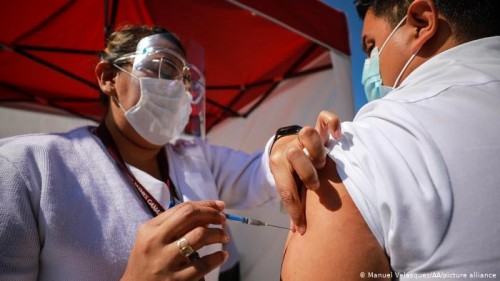 Vacunas protegen aún más a las personas que ya tuvieron COVID-19.