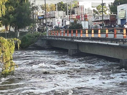 Hombre muere ahogado tras intentar rescatar a su hijo en un río