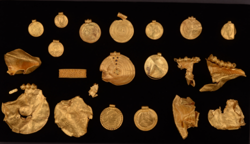 Un hombre encuentra con su detector de metales uno de los tesoros de oro más grandes de Dinamarca