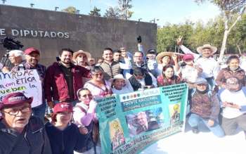 Morenistas de Puebla viajan a CDMX para protestar a favor de la reforma eléctrica