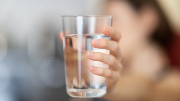 Mitos y verdades del agua y el agua mineral, ¿cuál es más saludable?