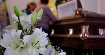 Mujer que "falleció" en accidente de tránsito revive en su funeral 