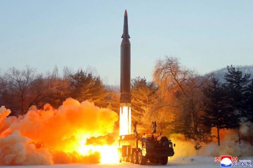 Lanza Corea del Norte misil no identificado al mar de Japón