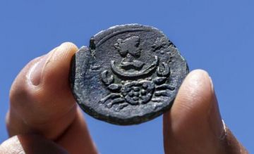 Hallan moneda de hace mil 850 años con un signo zodiacal