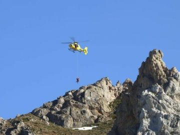 Localizan siete cuerpos sin vida tras accidente de helicóptero en Italia