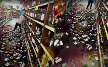 Mujer destruye cientos de botellas de vino tras ser despedida del supermercado donde trabajaba