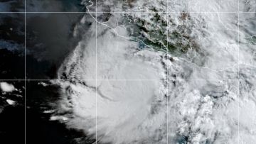 Huracán “Blas” se mantiene en categoría 1; tormenta “Celia” podría formarse al sur de Chiapas