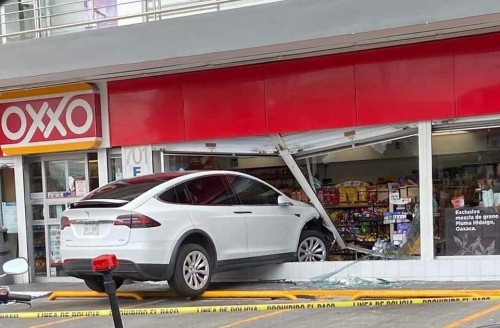 Conductor de un Tesla pierde el control y terminó dentro de un Oxxo en Hidalgo