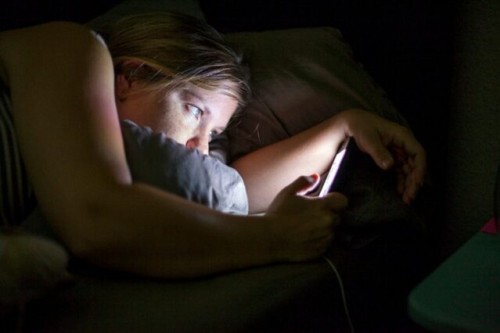 ¿Qué es lo que sucede a tu cuerpo cuando revisas tu teléfono antes de dormir?