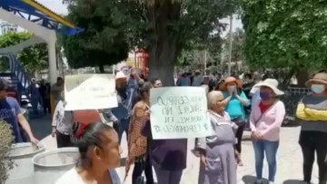 En Coronango; un grupo de pobladores se manifestaron en contra de la inoperancia del Gobierno Municipal