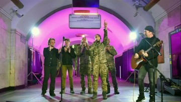 Bono de U2  dio "concierto sorpresa por la paz" en una estación del metro de Kiev