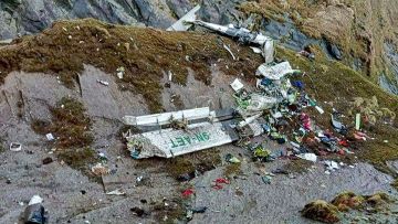 Son encontrados 14 cadáveres de las 22 personas que volaban en avión accidentado en Nepal